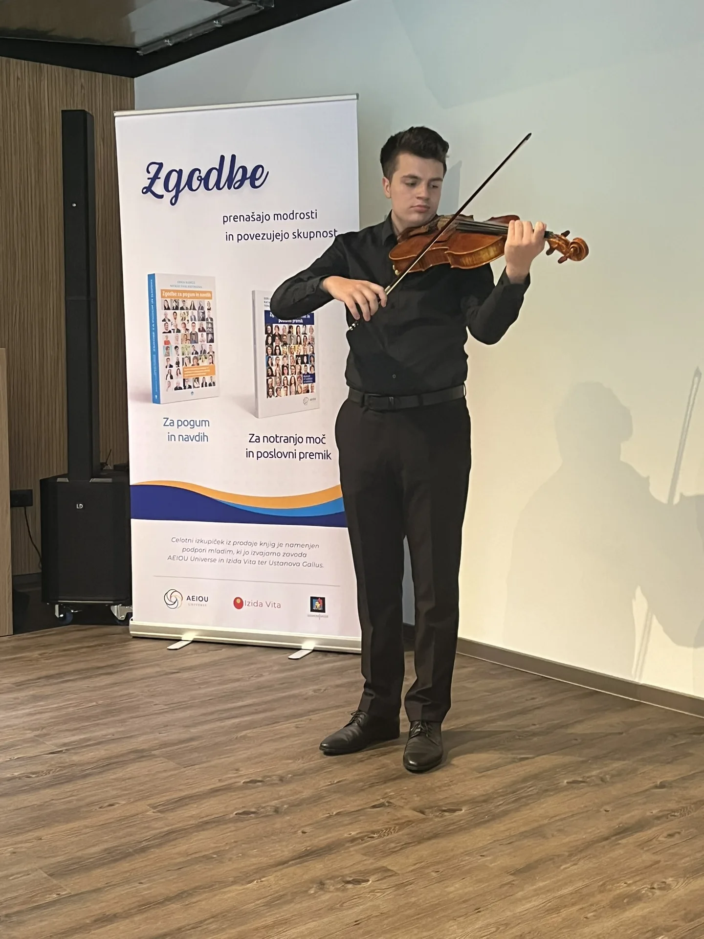 Miha Zupan, varovanec ustanove Gallus, na dogodku Zgodbe za notranjo moč in poslovni premik