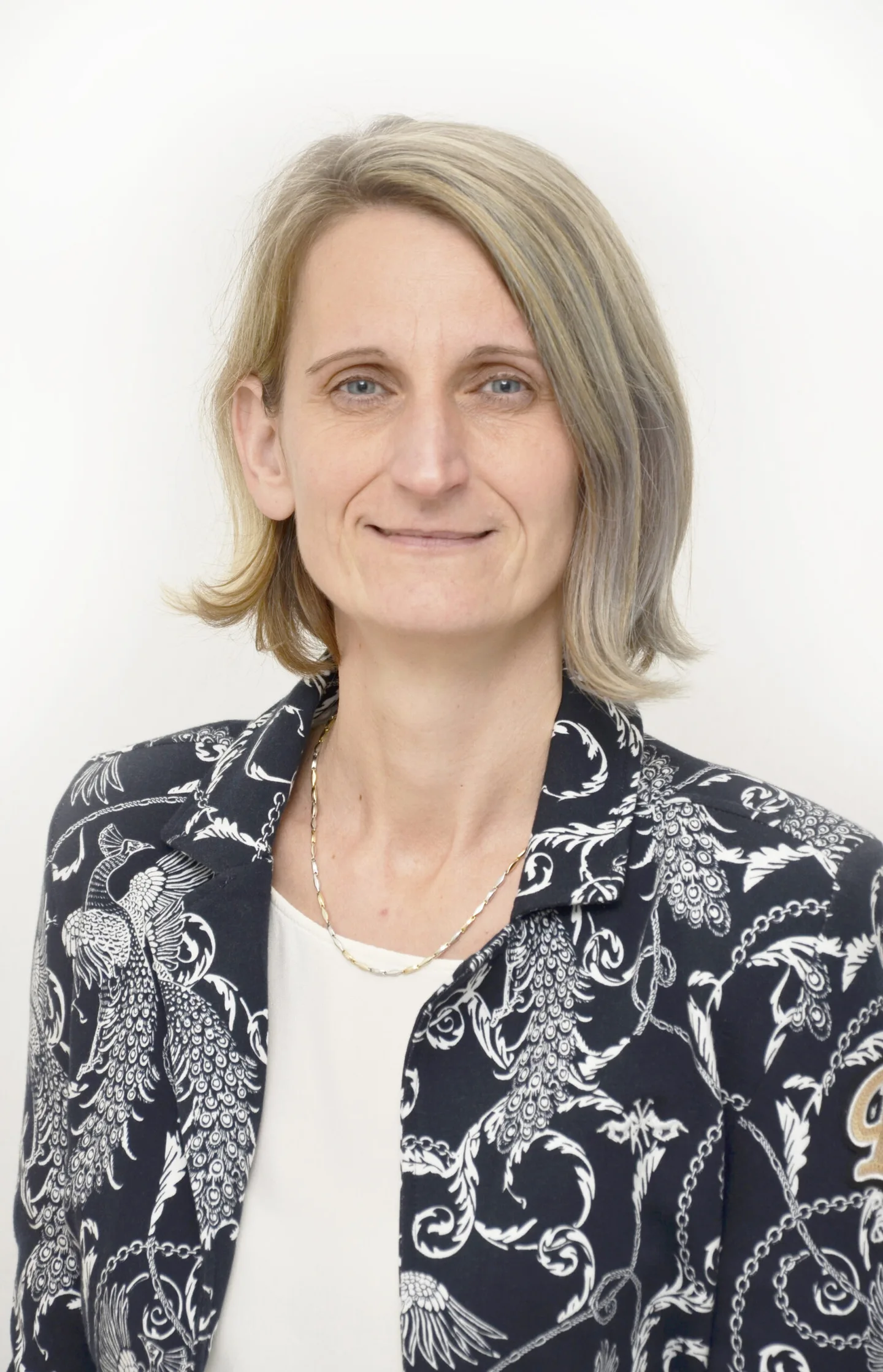 mag. Barbara Leder, direktorica Javnega štipendijskega, razvojnega, invalidskega in preživninskega sklada RS: Navdihuje s prepričanjem, da je v medgeneracijskem sodelovanju skrita moč prihodnosti – in da je spoštovanje izkušenj prvi korak k trajnostni rasti podjetij.